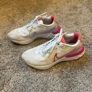 Women’s 6.5 Nike Renew tennis shoes